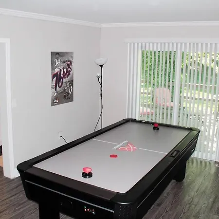 Downtown Atlanta Getaway With Rental Car Option!